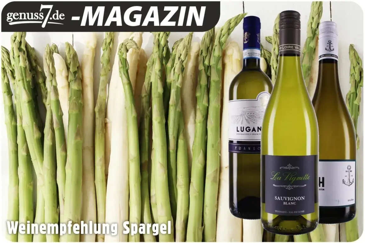 Frischer grüner und weißer Spargel neben drei Flaschen Weißwein. Perfekte Weinempfehlung zu Spargel für Genießer.