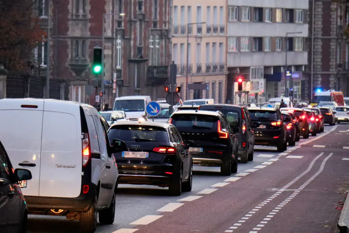 Embouteillage à Rouen, une longue file de voitures sur la route. Le **crit'air** de ces véhicules est une préoccupation pour la qualité de l'air.