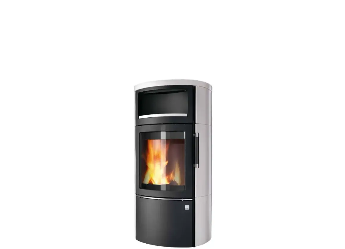 Moderner Kaminofen Hark 44 GT EcoPlus mit sichtbarem Feuer und silber-schwarzem Design.