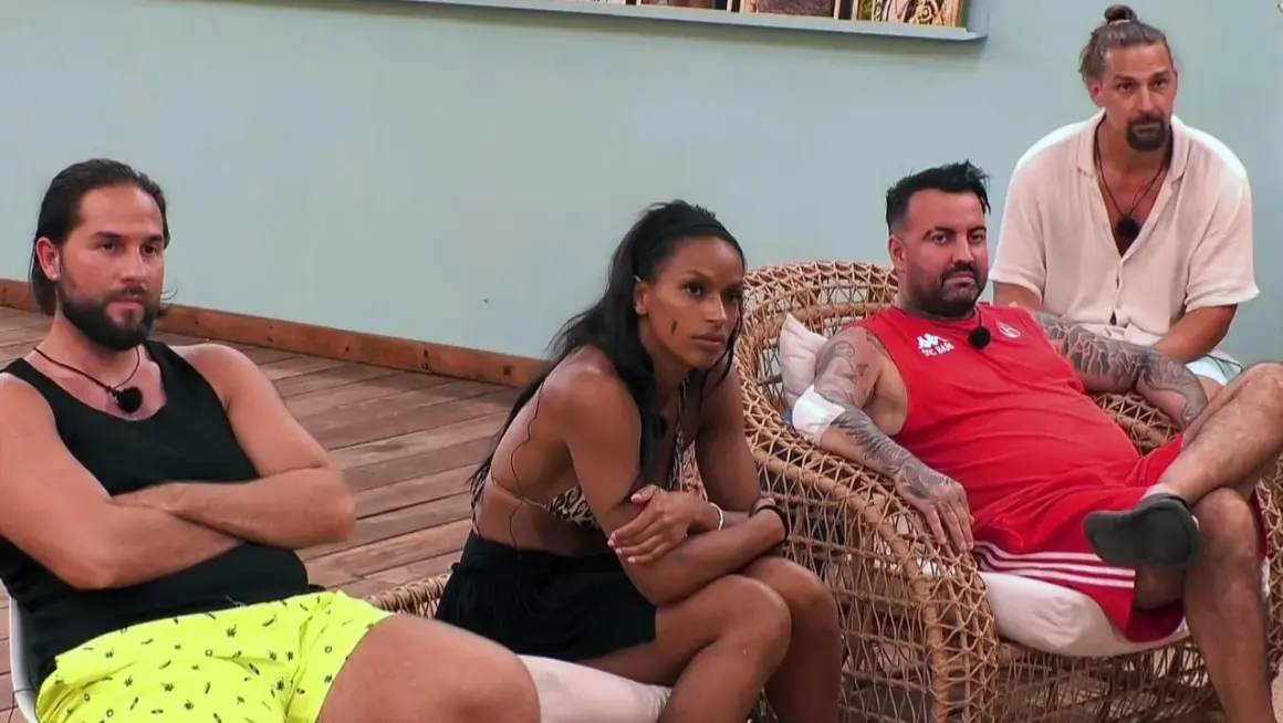 Vier Realitystars sitzen angespannt da. Wer ist raus im Kampf der Realitystars?