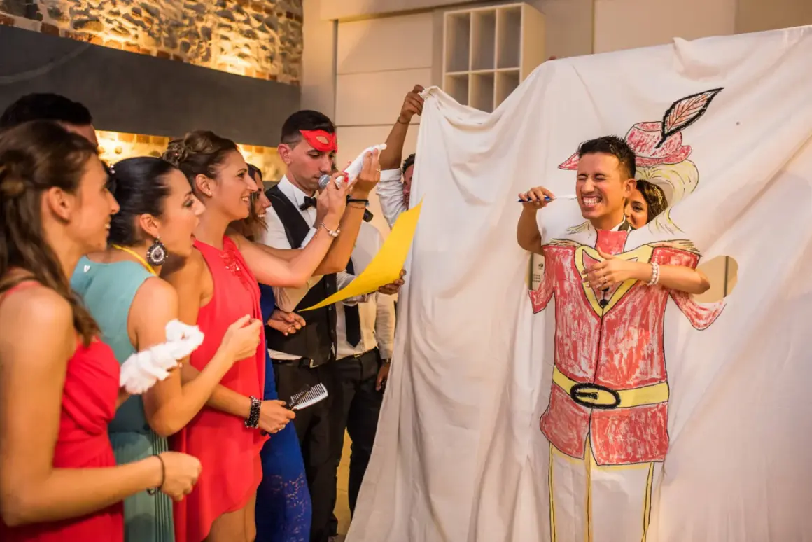 Un divertente ingresso sposi con un sipario dipinto e un uomo che si lava i denti.