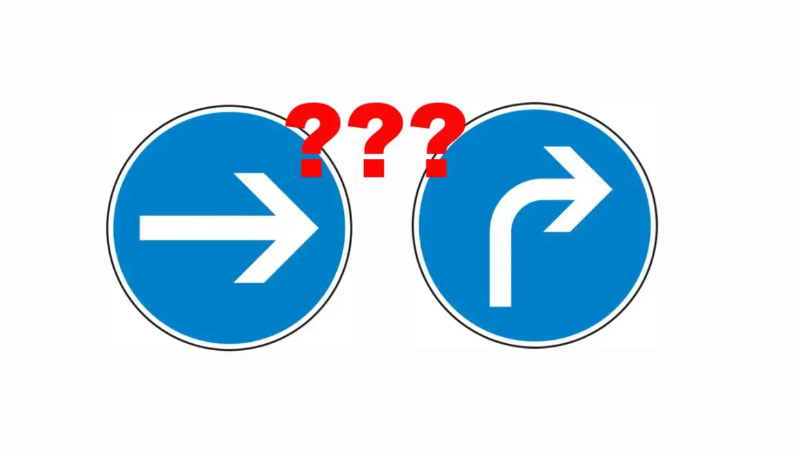Zwei blaue Schilder mit weißen Pfeilen: einer geradeaus, der andere nach rechts abbiegend. Drei rote Fragezeichen dazwischen. Welche **vorgeschriebene Fahrtrichtung** ist die richtige?