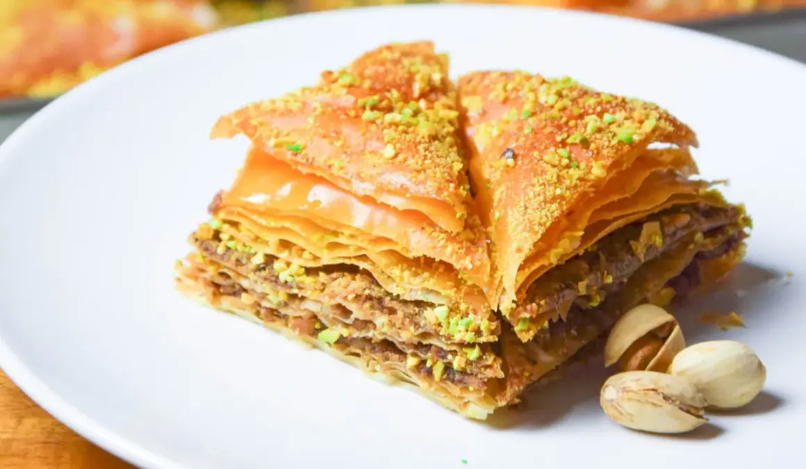 Słynna baklava co to? Warstwowe ciasto filo z orzechami i syropem, posypane pistacjami. Pyszny deser.