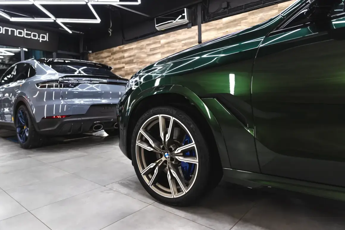 Błyszczące, zielone BMW i szare Porsche w studio auto detailing. Lśniące felgi i perfekcyjnie wypolerowane karoserie świadczą o profesjonalnej pielęgnacji.