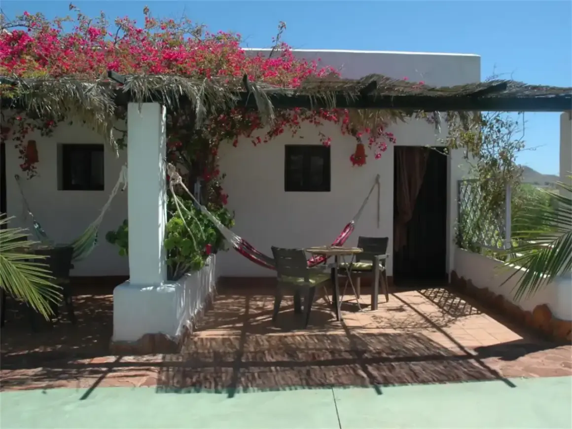 Relájate en una hamaca bajo las buganvillas de estos cortijos en Cabo de Gata. Un rincón perfecto para desconectar.