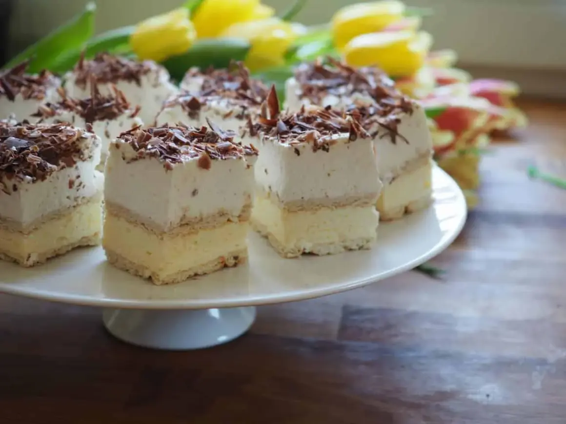 Szybkie ciasto z budyniem, puszyste i delikatne, posypane wiórkami czekolady. Idealne na każdą okazję.