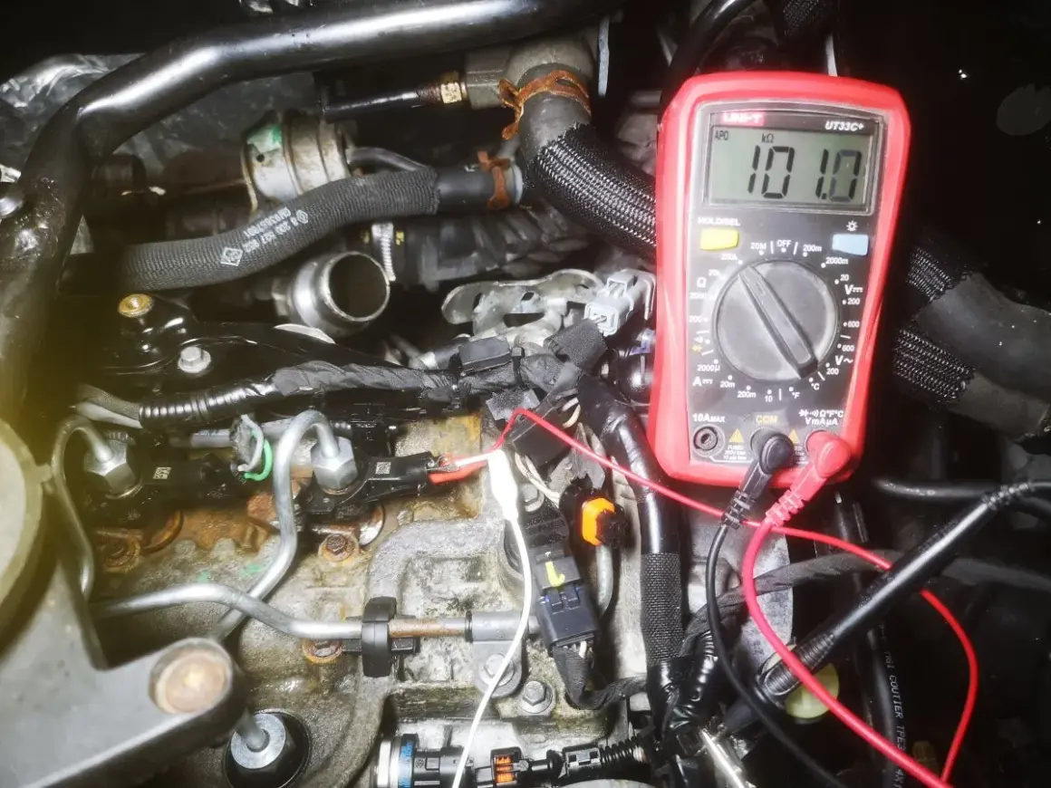 Diagnostyka Opla Vivaro, który nie odpala. Multimetr pokazuje 101.0 kΩ, co może wskazywać na problem z oporem.