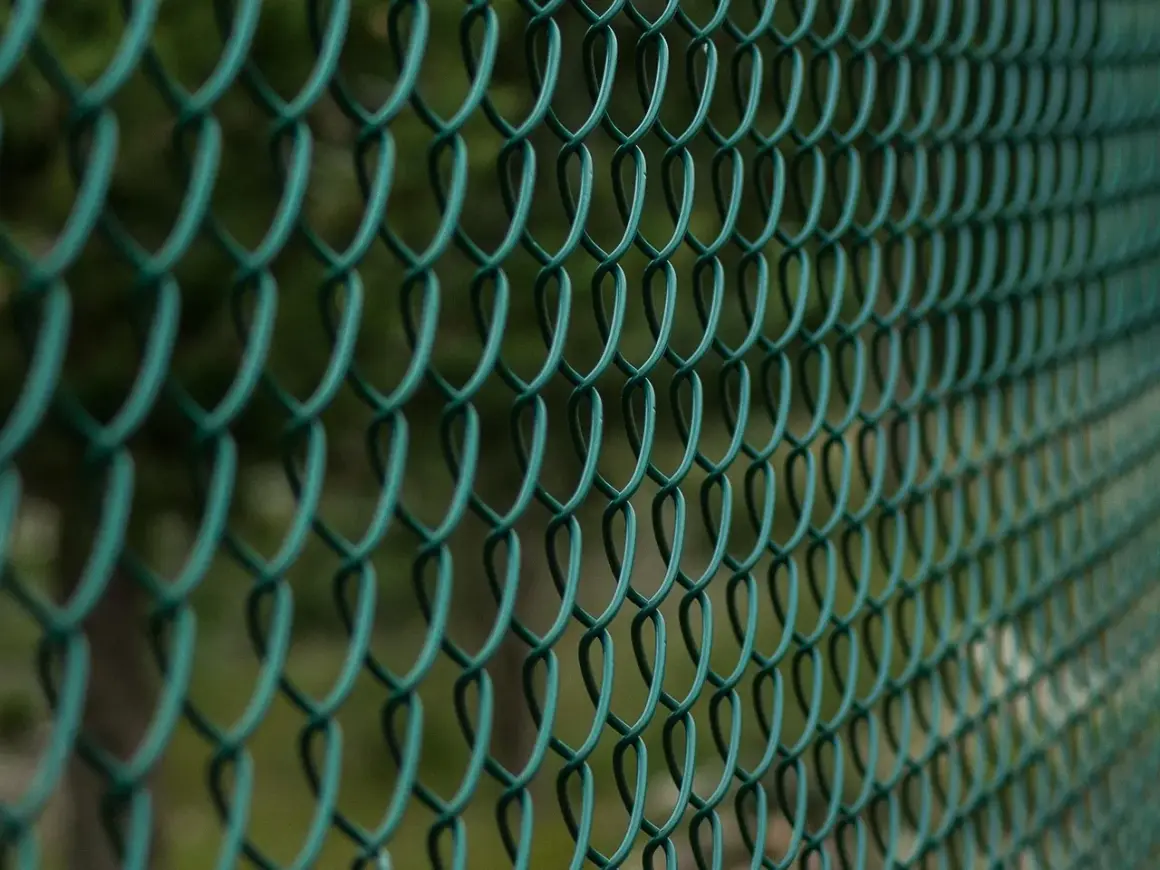 Siatka maskująca na ogrodzenie – praktyczny poradnik zastosowania i montażu