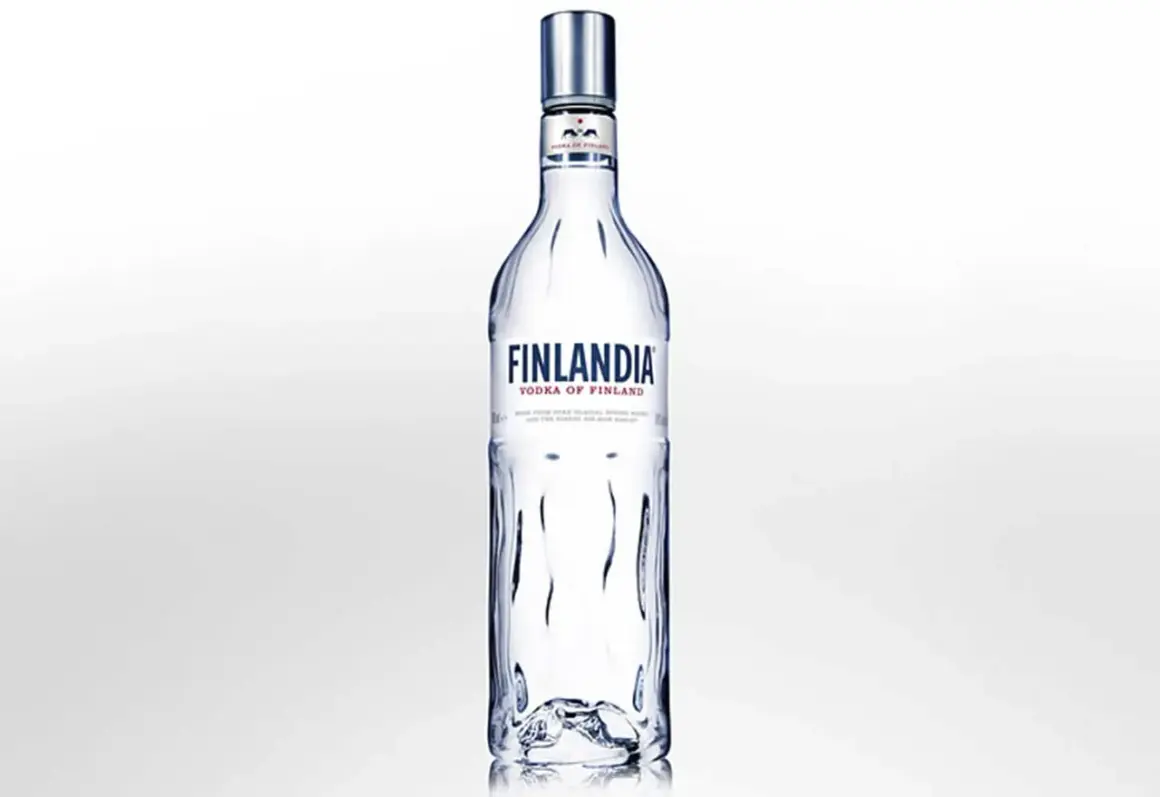 Butelka wódki Finlandia na białym tle.