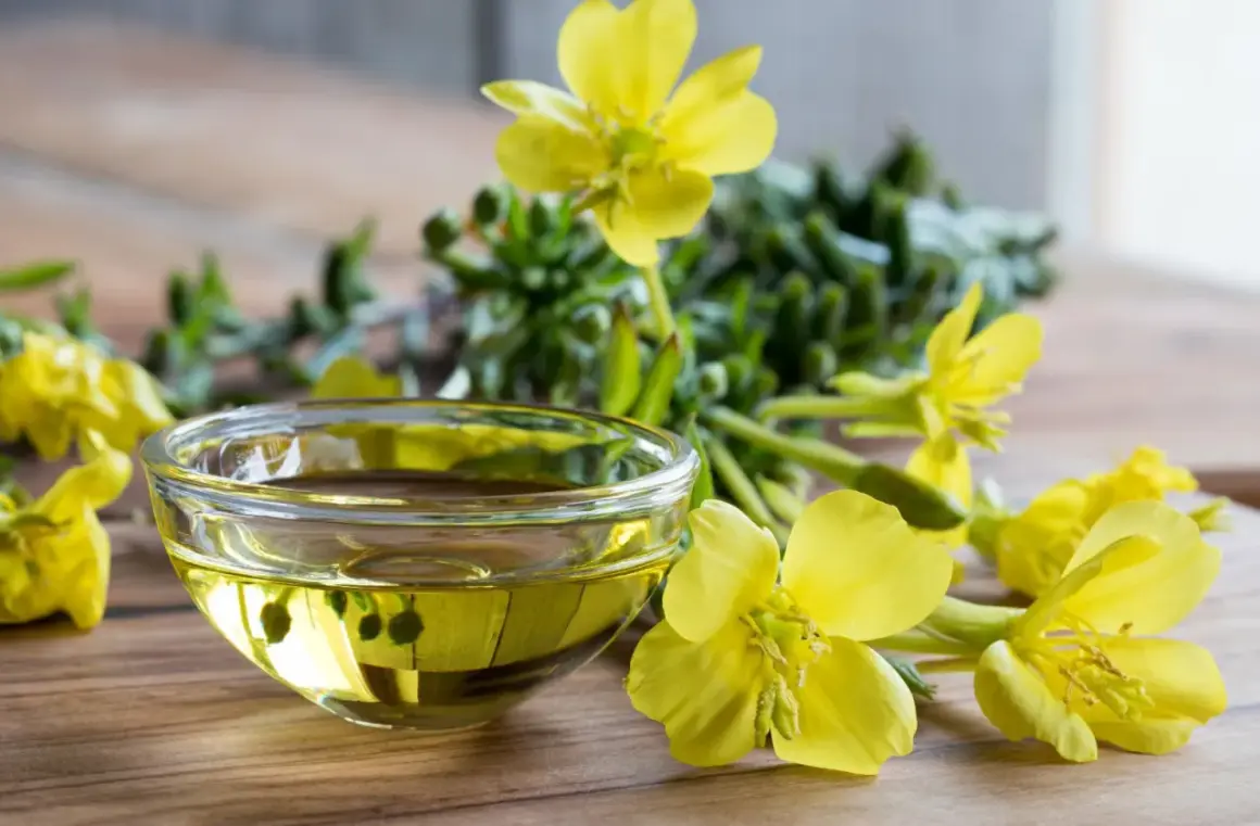 Aceite de onagra en un cuenco de cristal, rodeado de flores amarillas. Ideal para la dosis de menopausia.