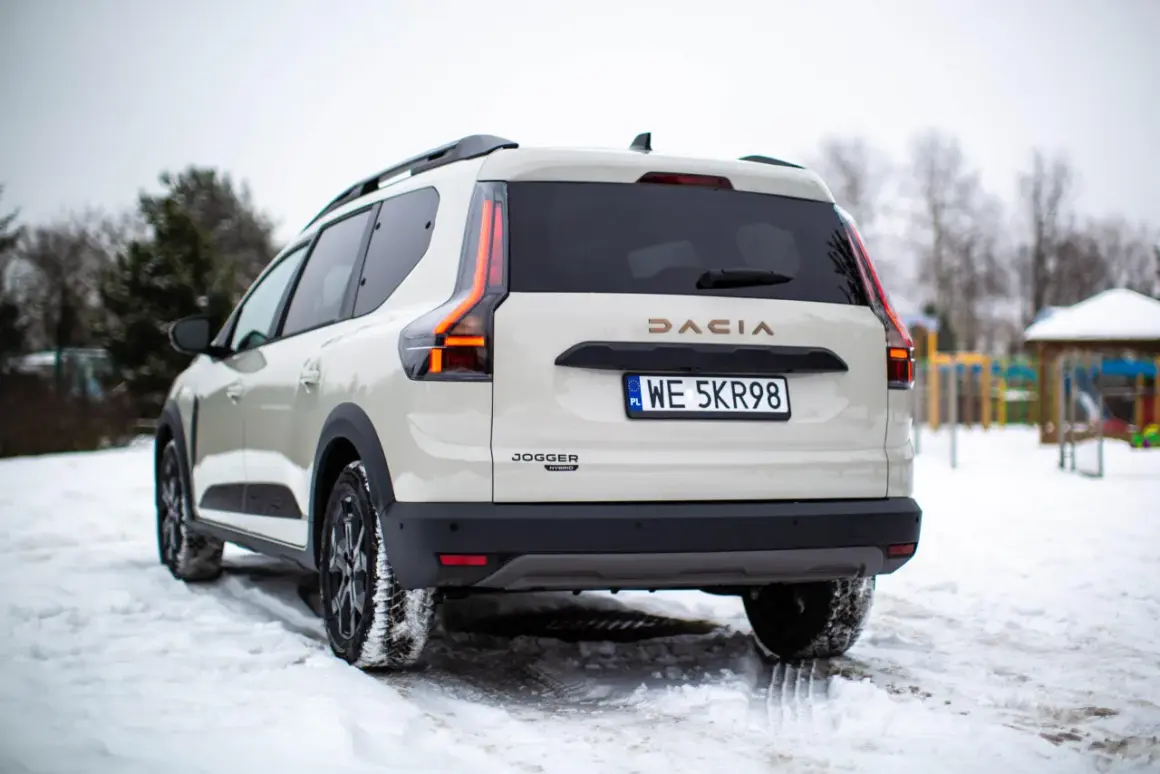 Biała Dacia Jogger Hybrid na śniegu. Sprawdź atrakcyjną dacia jogger cena i wybierz swój wymarzony samochód.