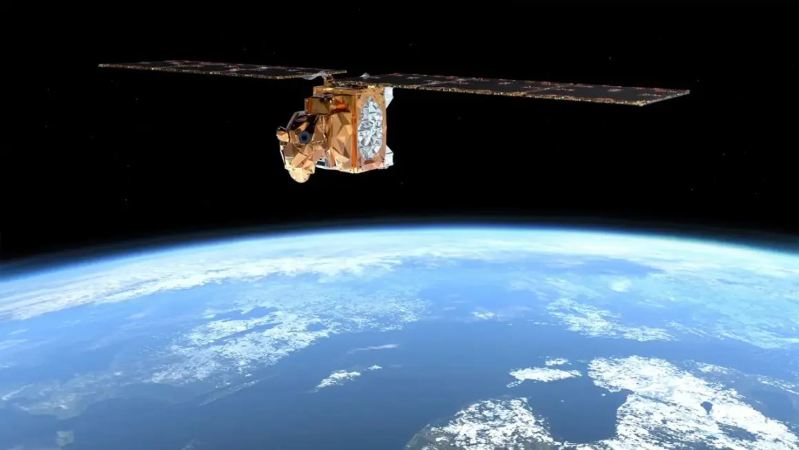 En gyllene satellit svävar över en blå jord. Dess solpaneler sträcker sig ut, som om de samlar energi från rymden, medan en potentiell **debris field** lurar i mörkret.