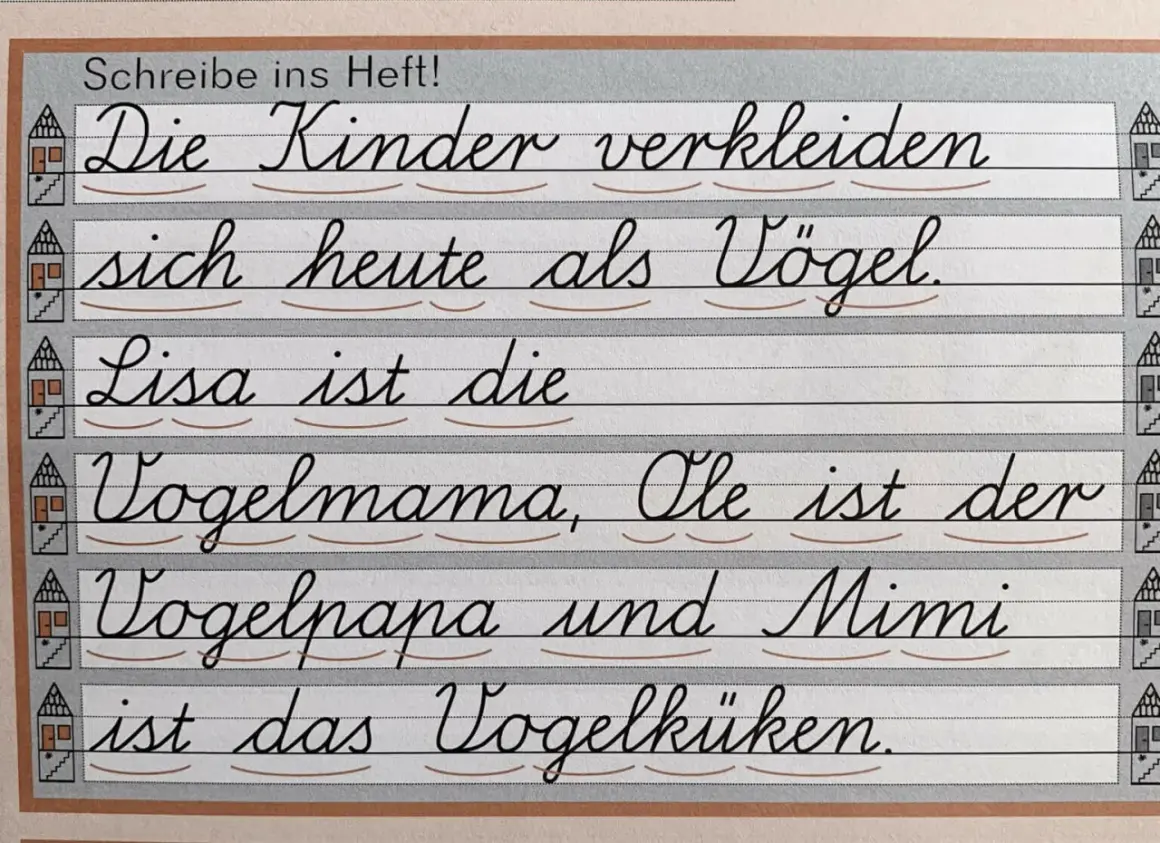 Übungstext in verbundener Grundschrift: Kinder verkleiden sich als Vögel. Lisa ist Vogelmama, Ole Vogelpapa, Mimi Vogelküken.