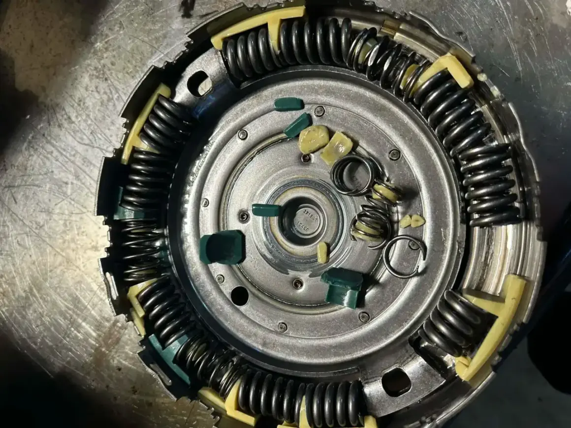 Mechanizm sprzęgła z widocznymi sprężynami i elementami, gotowy do **powershift**.