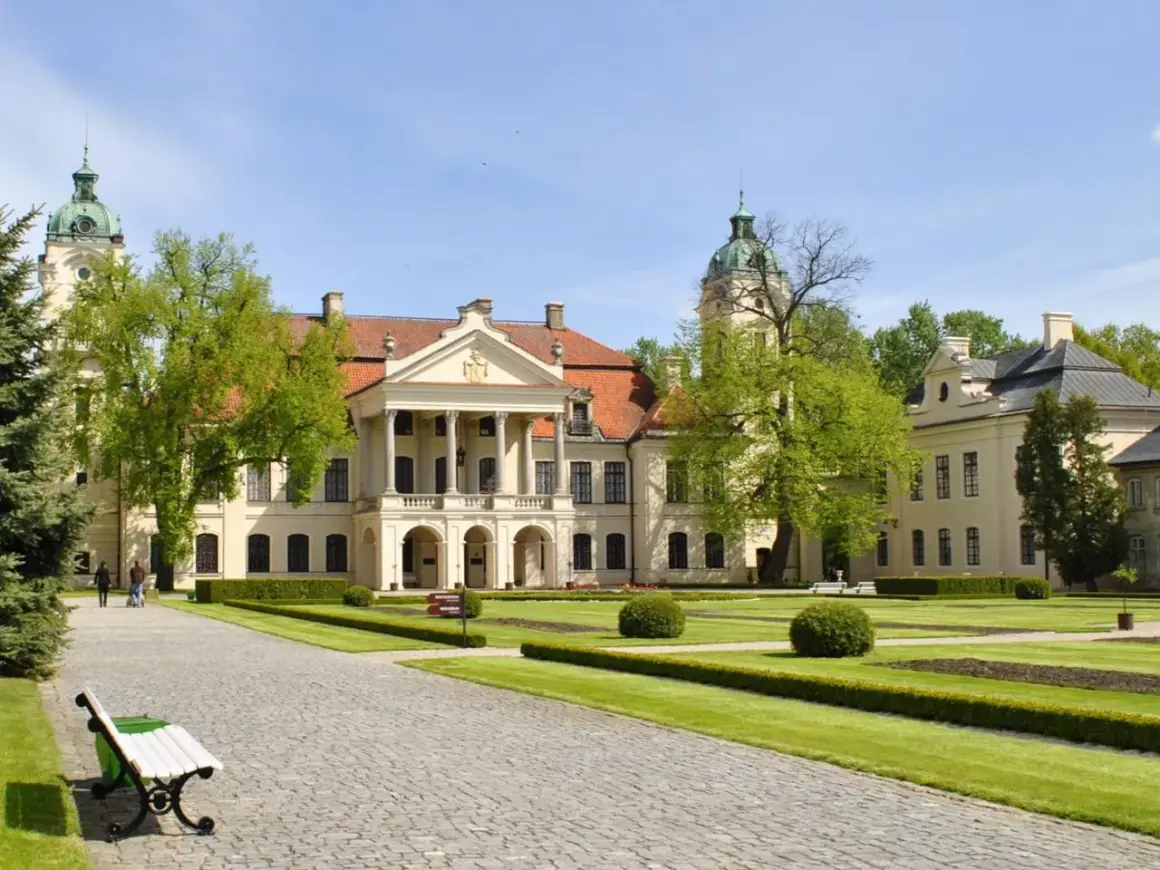 Pałac w Janowie Podlaskim, perła lubelskich miast, otoczony zielenią i zadbanym ogrodem.