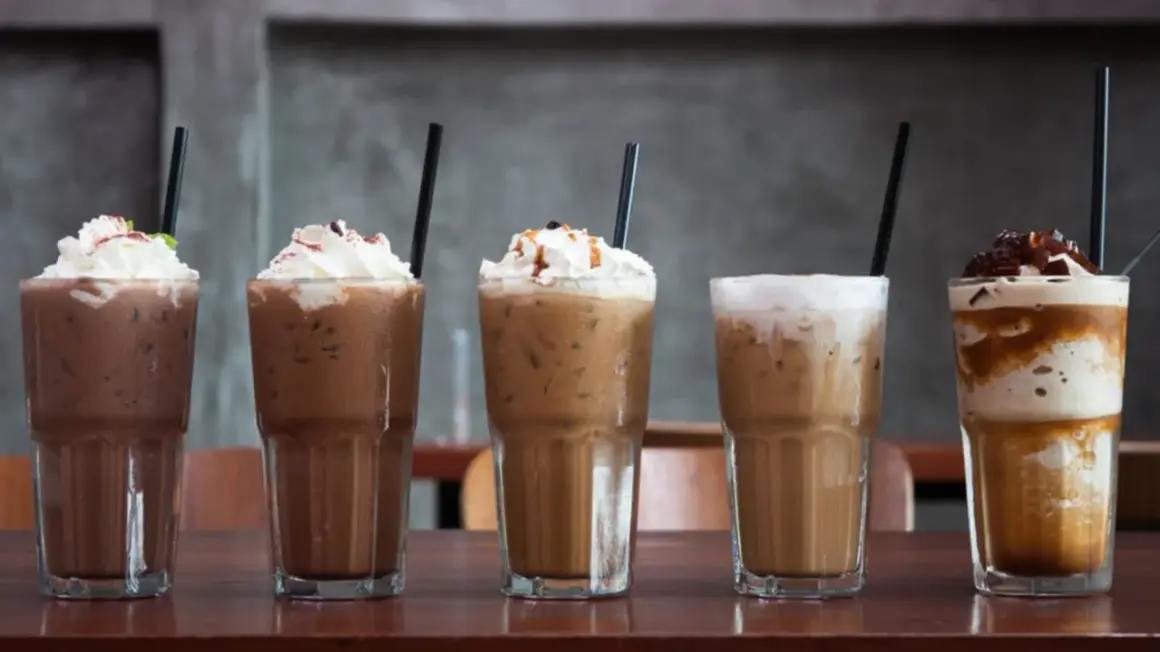 Fünf leckere Eiskaffee-Variationen, perfekt zum Eiskaffee selber machen. Mit Sahne, Karamell und Schokostreuseln.