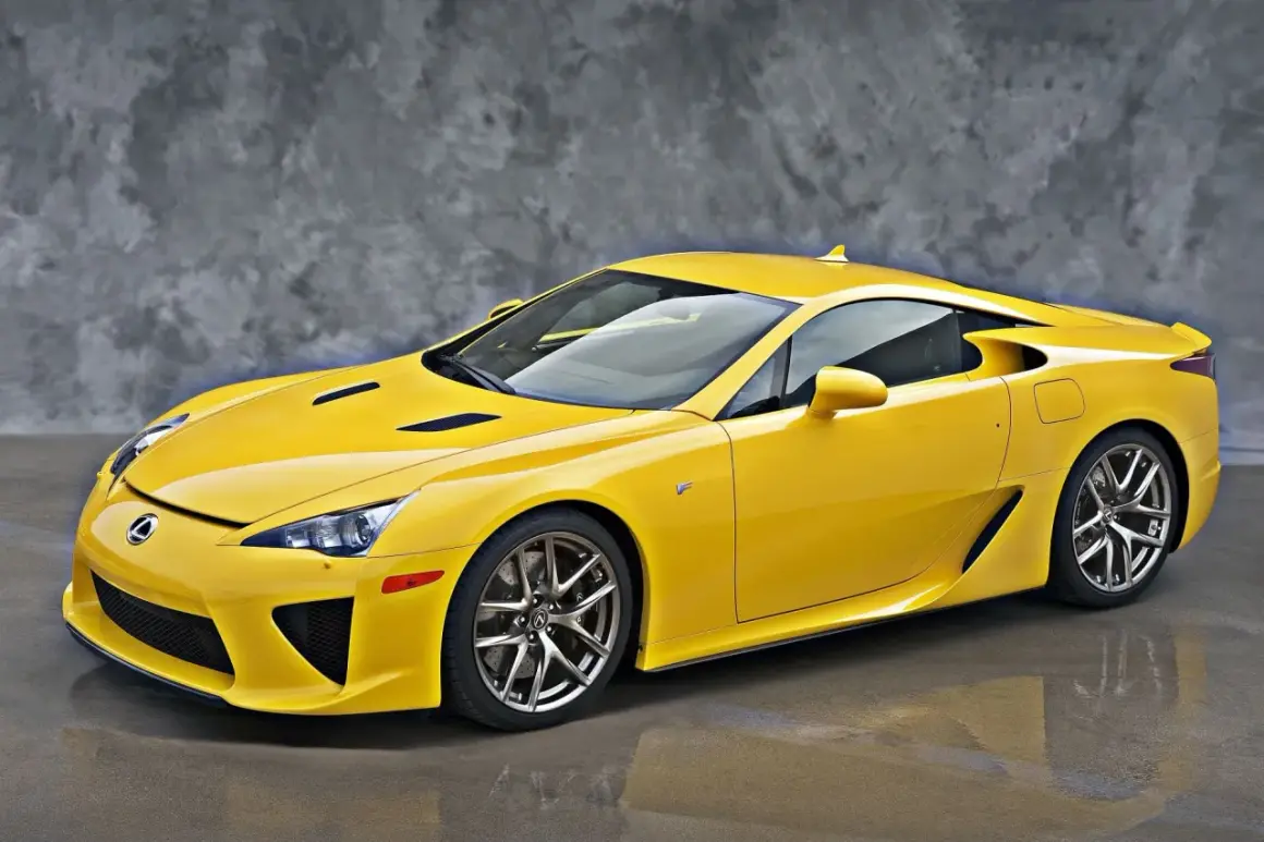 Żółty Lexus LFA, ikona motoryzacji. Jego cena jest wysoka, ale wrażenia z jazdy bezcenne.