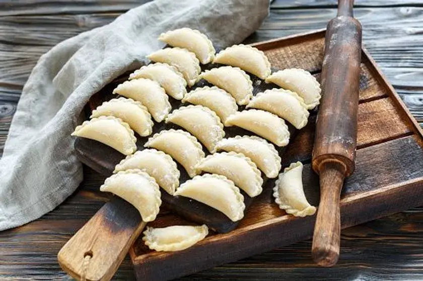 Przepis na dobre ciasto na pierogi ruskie, które zawsze się udaje