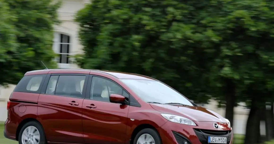 Czerwona Mazda 5 w ruchu, zgrabna i przestronna, idealna na rodzinne wycieczki. Poznaj jej mazda 5 wymiary.