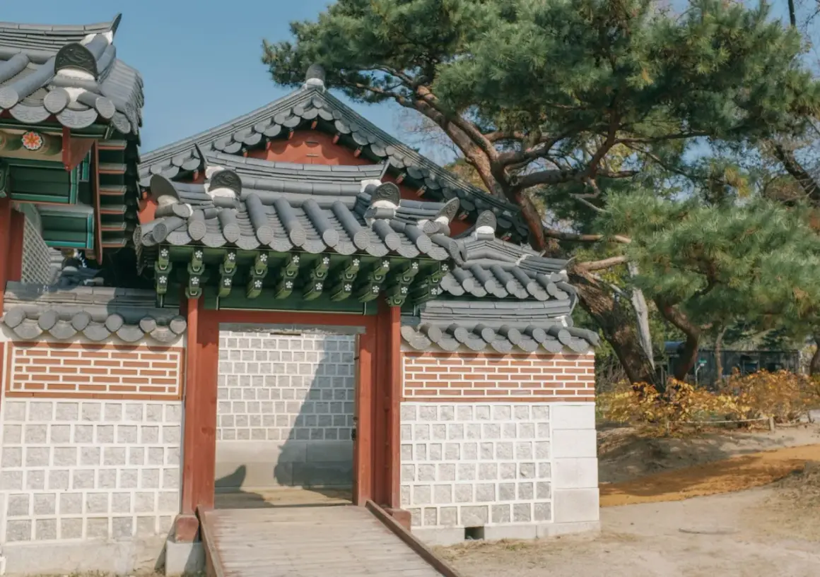 Tradycyjna brama pałacowa w Korei Południowej, idealne miejsce na wycieczkę do Korei Południowej.