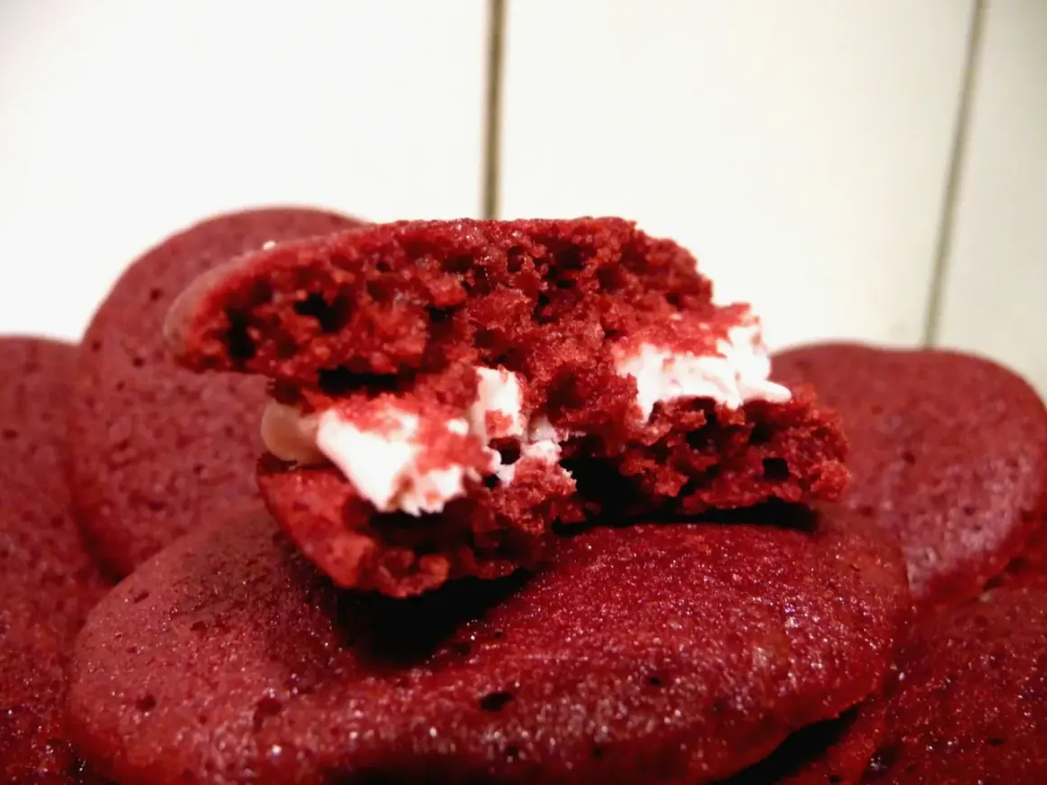 En närbild på en delad red velvet kaka med krämig fyllning.