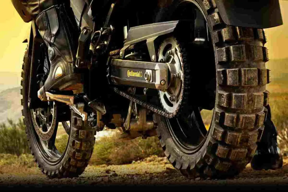 Botas de motociclista y rueda trasera con neumático Continental TKC 80. ¡Excelentes opiniones para tus aventuras!