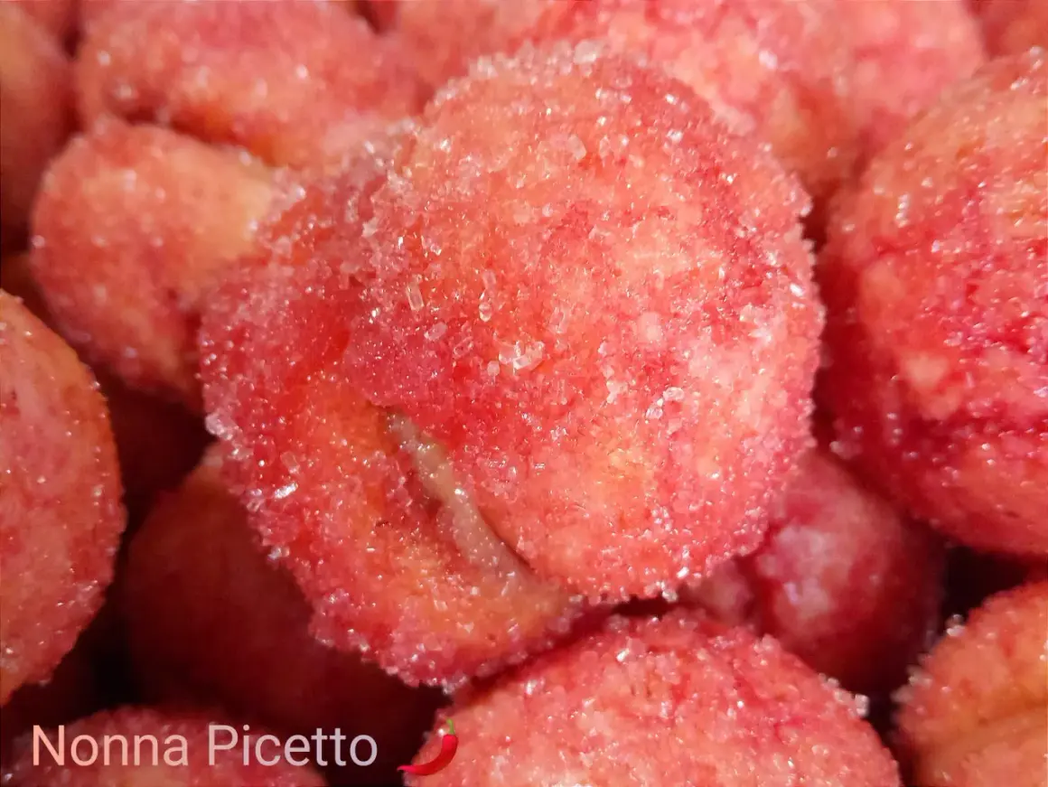 Dolcissimi e sofficissime pesche ricoperte di zucchero, un vero piacere per il palato.