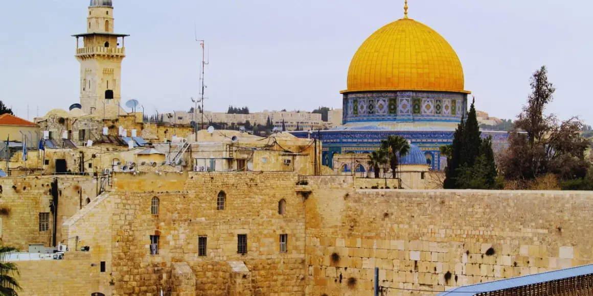 Vista de Jerusalén con la Cúpula de la Roca y un minarete. Un recordatorio de la compleja historia y la guerra de Palestina.