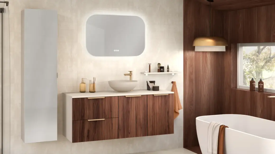 Salle de bain moderne avec meuble vasque en bois, miroir lumineux et baignoire.