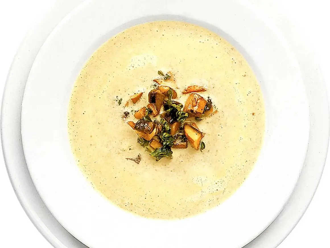 Krämig champinjonsoppa med toppning av svamp och örter. Ett perfekt champinjonsoppa recept för en mysig kväll.