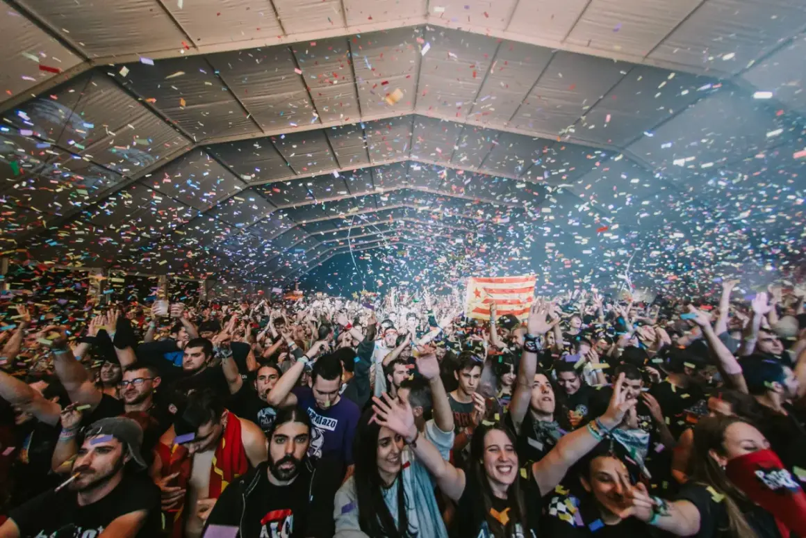 Festa a Barcellona con coriandoli e bandiera catalana. Una discoteca a 5 piani in pieno fermento.