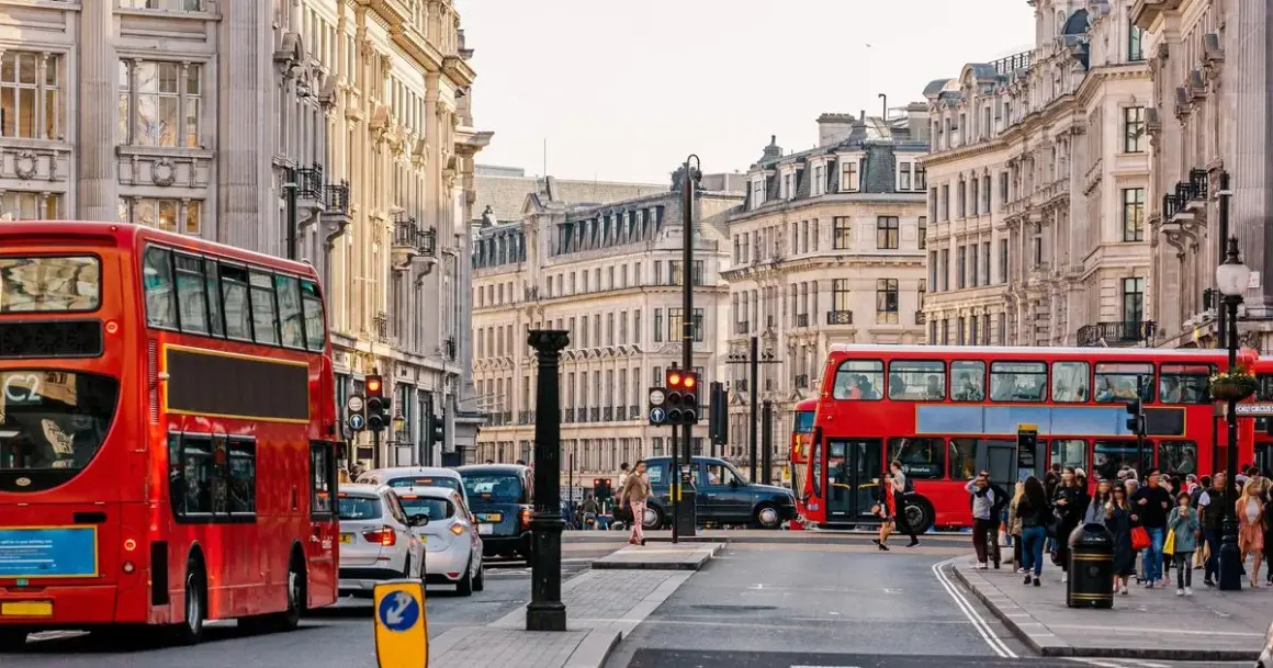 Ile trwa lot z Warszawy do Londynu? Odkryj zaskakujące fakty!