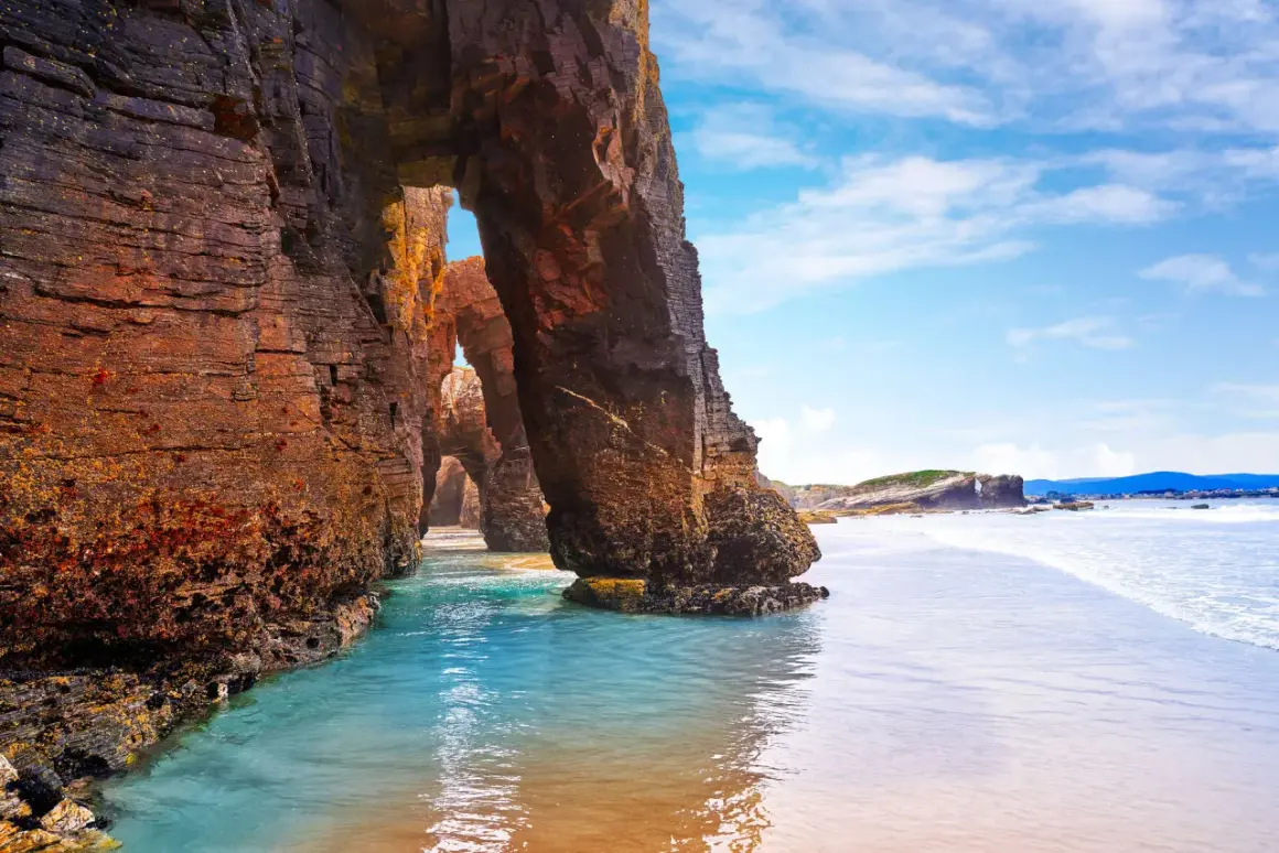 Arco natural en la Playa de las Catedrales, Galicia. La Xunta de Galicia protege este paisaje único.