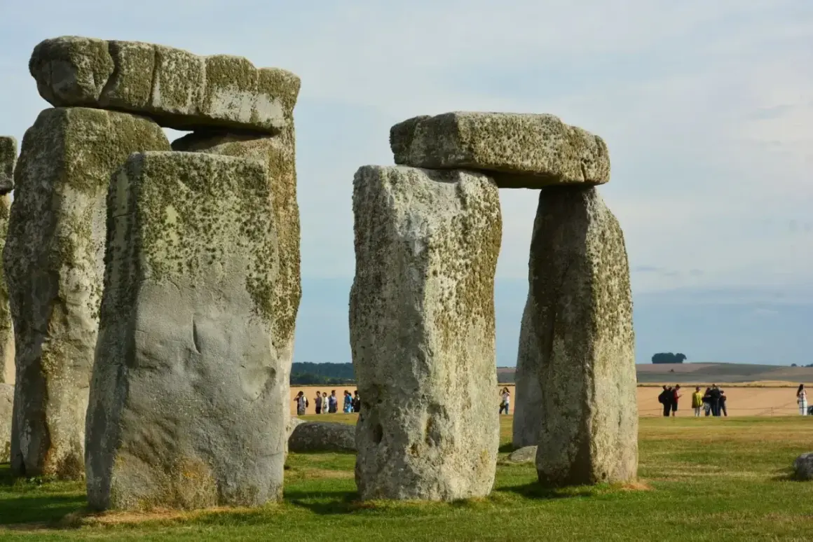 Kamienne kręgi Stonehenge, idealne miejsce na wycieczkę po zakupie biletów do Anglii.