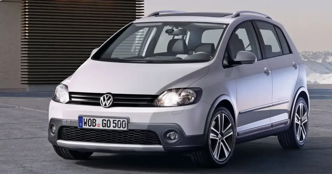Biały Volkswagen Golf Plus z relingami dachowymi i przyciemnianymi szybami, gotowy na przygodę.