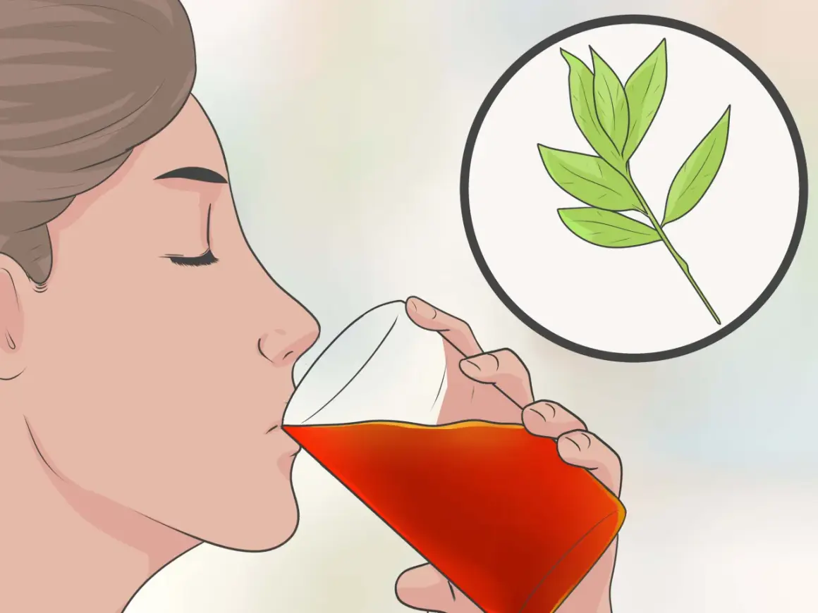 Donna beve una bevanda rossa, con un rametto di foglie verdi in un cerchio. Un aiuto per come digerire velocemente.