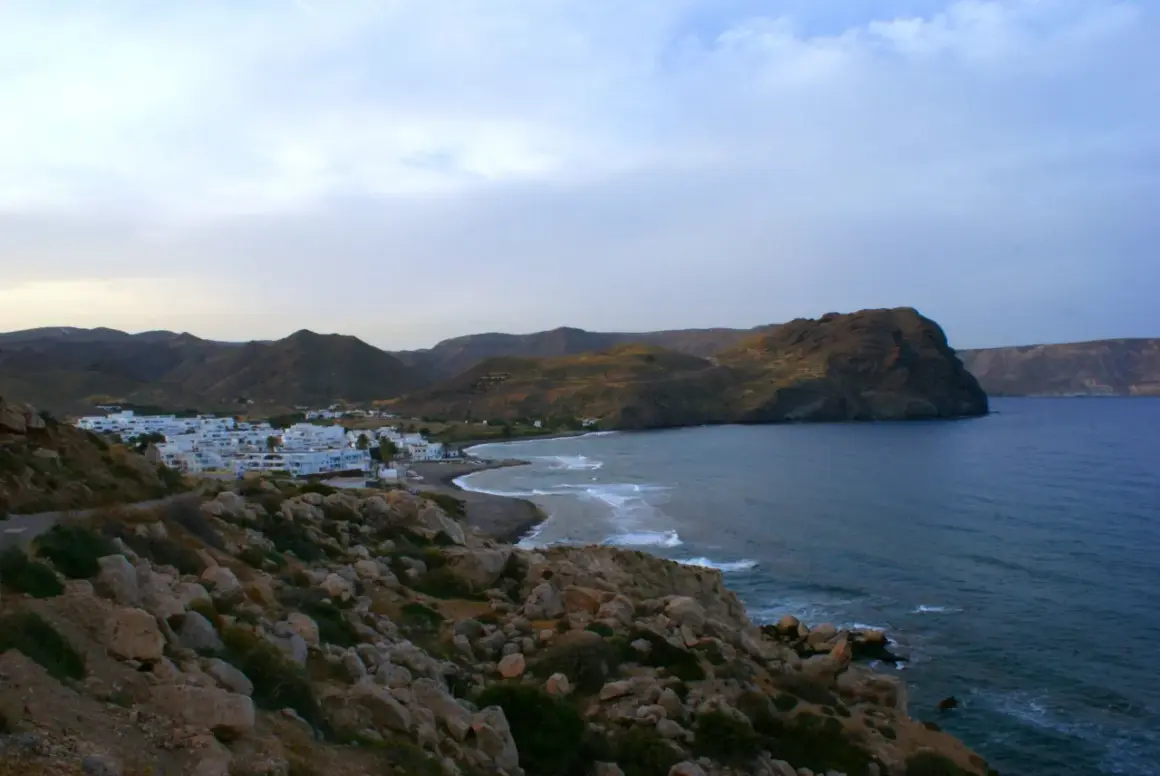 Vista panorámica de la costa de las Negras, Cabo de Gata, con casas blancas, montañas y el mar Mediterráneo.