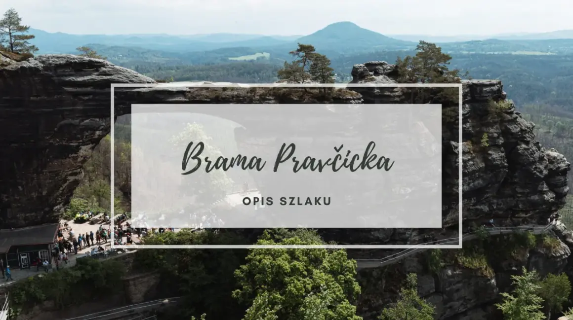 Widok na skalne formacje i lasy z napisem "Brama Pravčicka". Turyści spacerują po ścieżce.