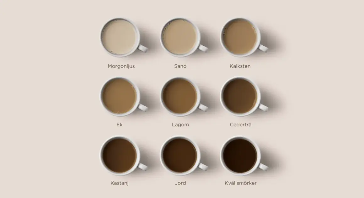 Nio koppar kaffe med vitt, från ljusaste morgonljus till mörkaste kvällsmörker.