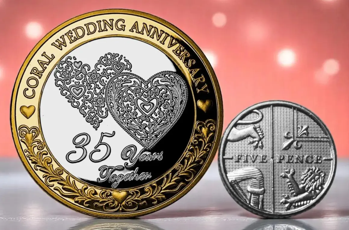Dwie monety upamiętniające 35. rocznicę ślubu, jedna ozdobiona sercami i napisem "35 Years Together".