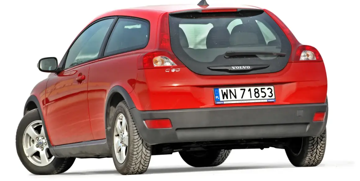 Czerwone Volvo C30 z napędem na tył, widok od tyłu. Tablica rejestracyjna WN 71853.