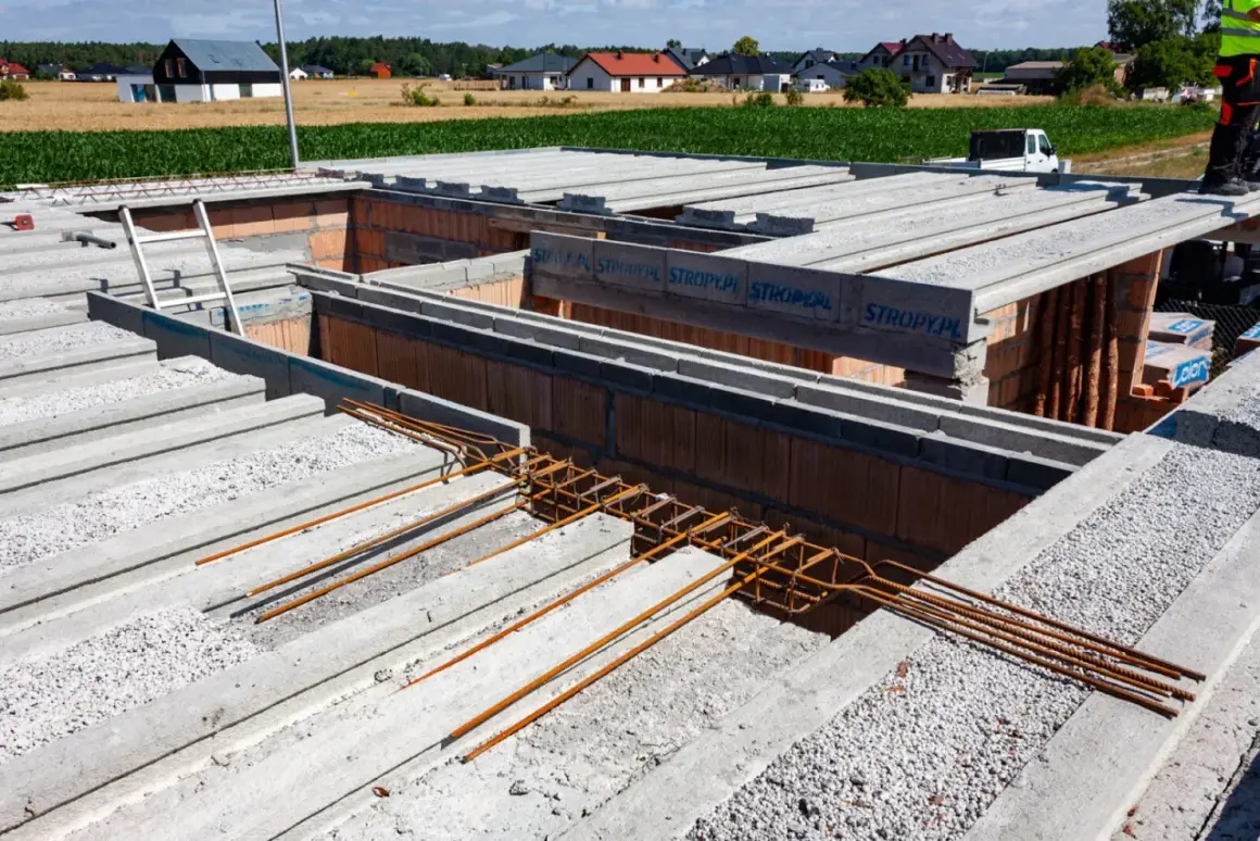 Budowa domu: betonowe pustaki stropowe Teriva czekają na montaż. Sprawdź strop teriva cena.