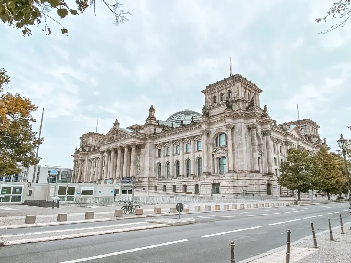 Reichstag w Berlinie, imponujący budynek z kopułą, to jedno z miejsc, które warto zobaczyć, planując berlin co zwiedzać.