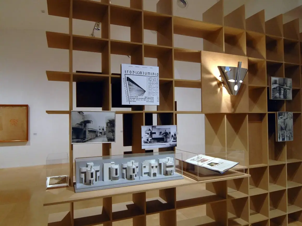 Ausstellung mit Holzregal, Architekturmodellen und Bildern. Tolle **selber bauen Raumteiler Ideen** für Ihr Zuhause.