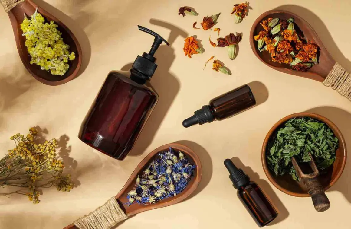 Botellas de vidrio ámbar con goteros y cucharas de madera con hierbas secas y flores, sugiriendo remedios naturales como flores de Bach para perros.
