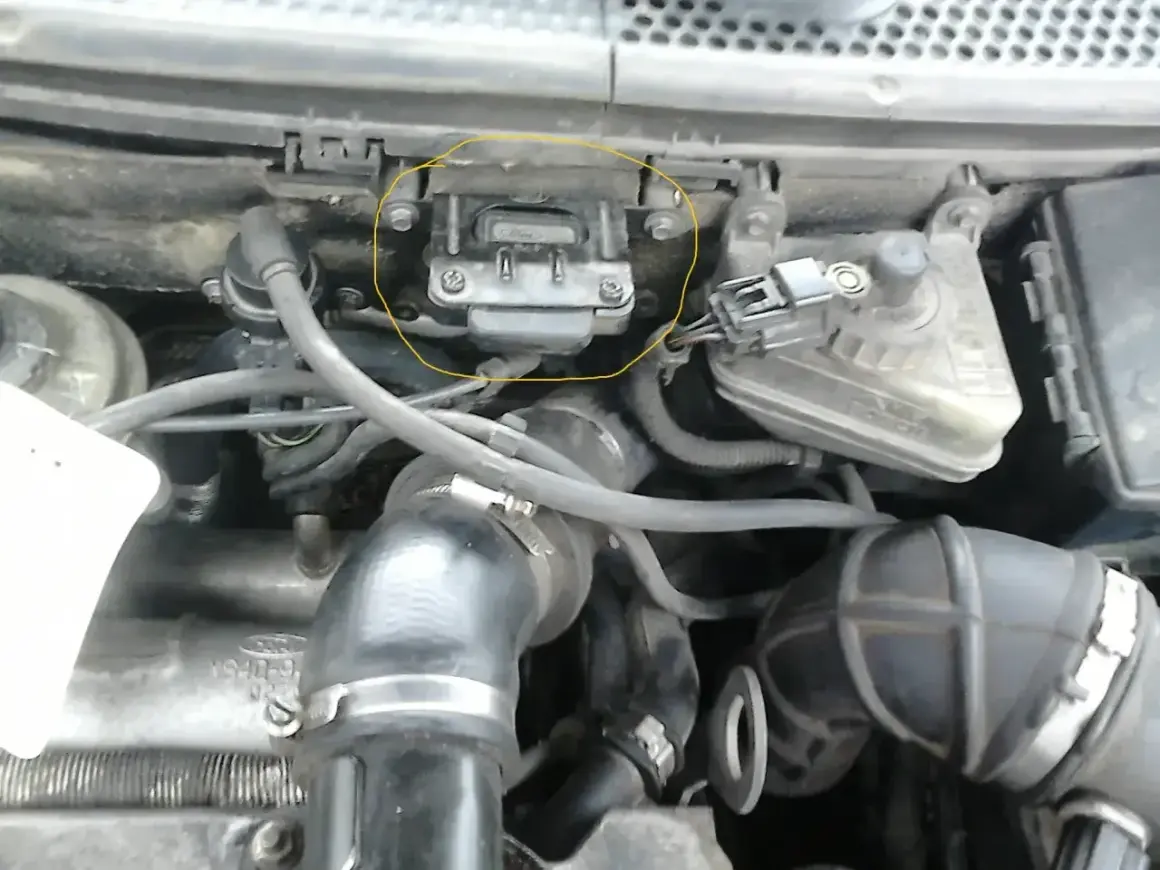 Czujnik ciśnienia doładowania Ford Focus 1.6 TDCI znajduje się w górnej części silnika, obok zbiorniczka płynu hamulcowego.