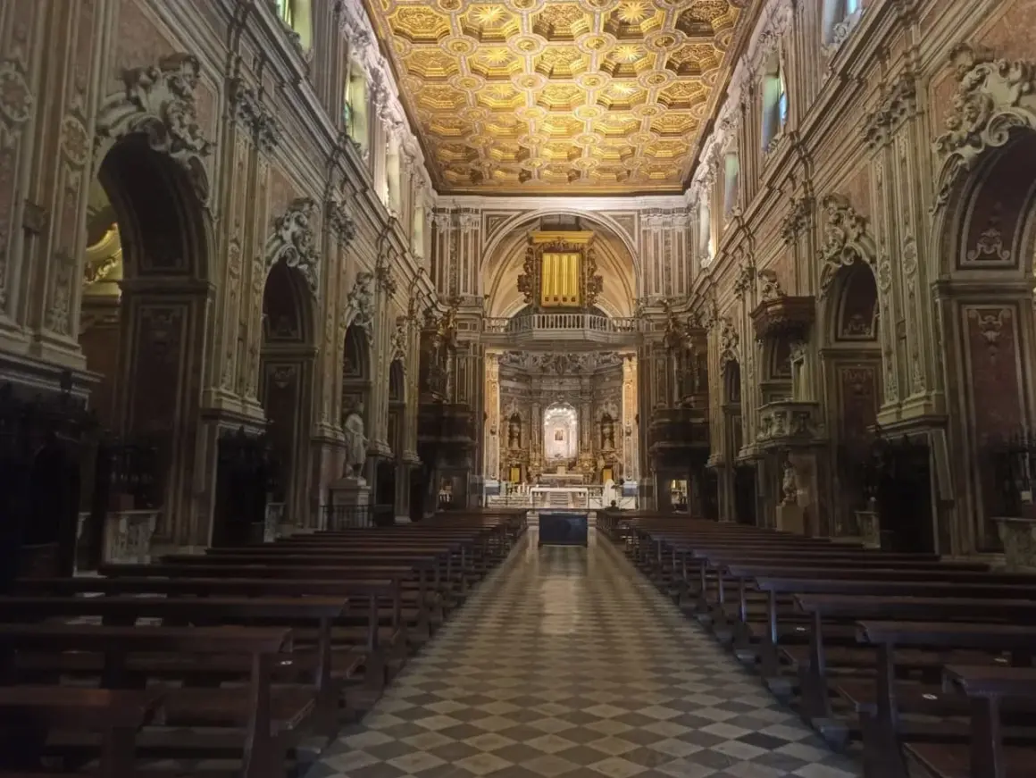 Navata della chiesa del Carmine a Napoli, con soffitto dorato e decorazioni barocche.