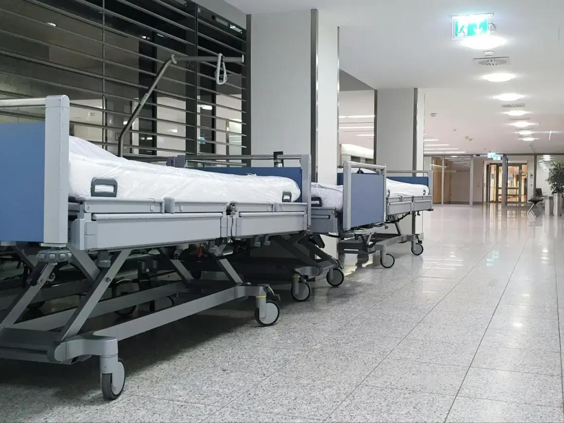 Puste łóżka szpitalne w korytarzu. Zastanawiasz się, ile zarabia salowa w szpitalu?