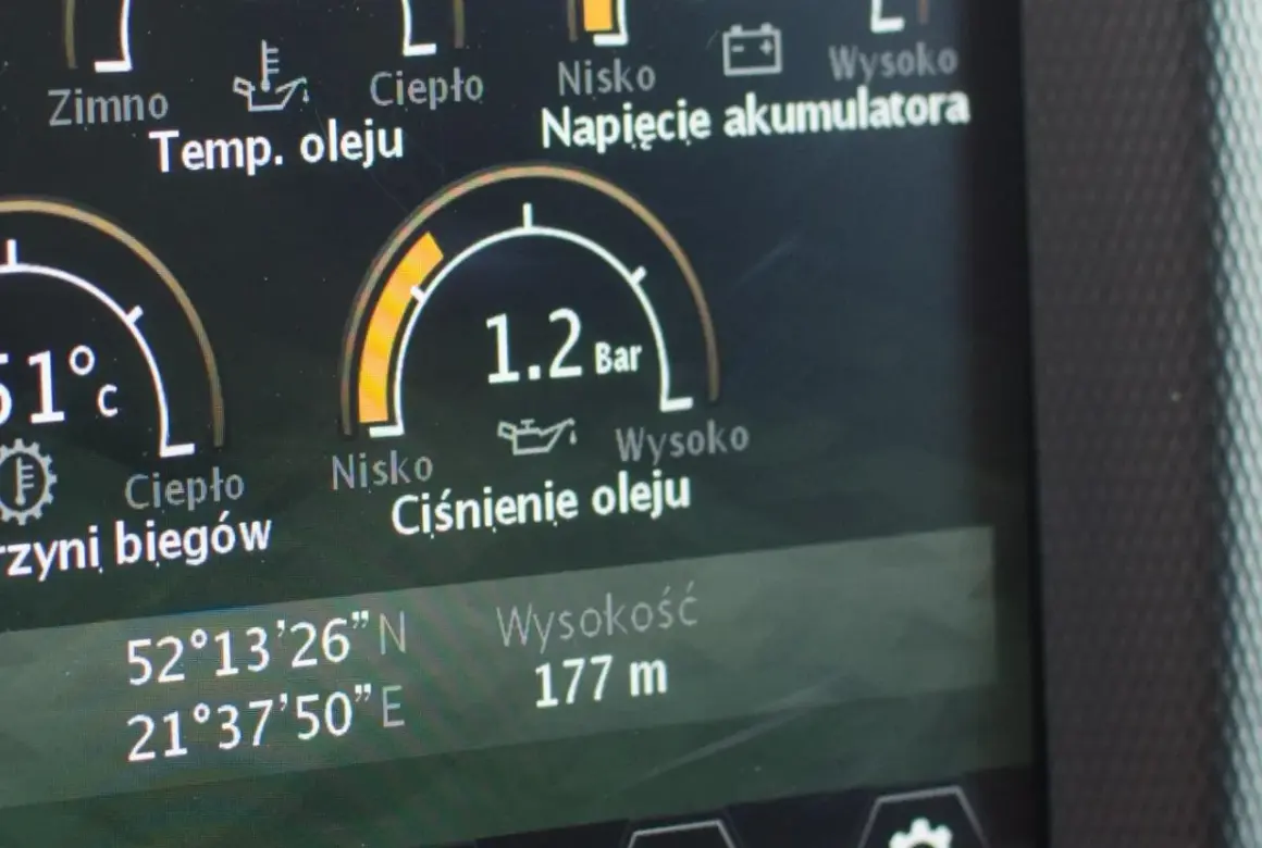 Na wyświetlaczu widać wskaźnik ciśnienie oleju na poziomie 1.2 Bar, obok temperatura oleju 51°C.