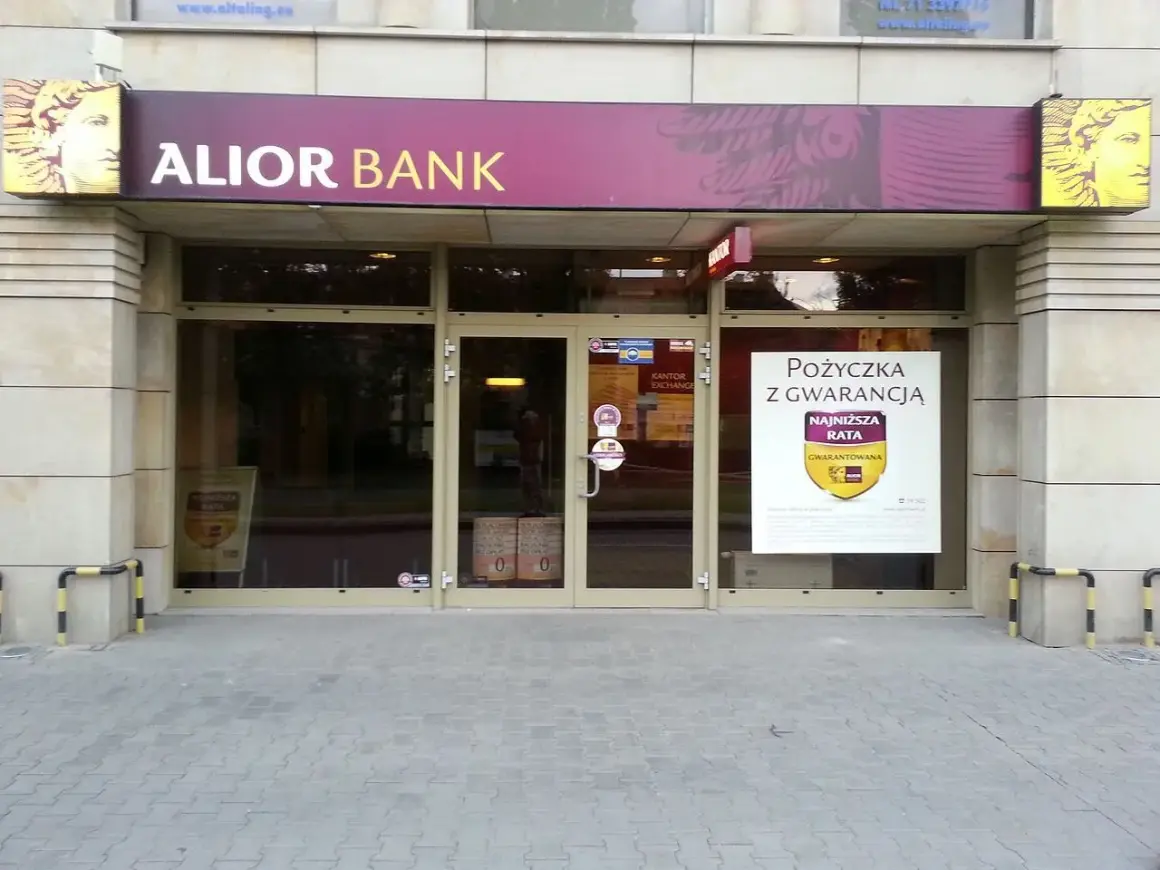 Elegancka fasada oddziału Alior Bank z neonem i informacją o pożyczce.